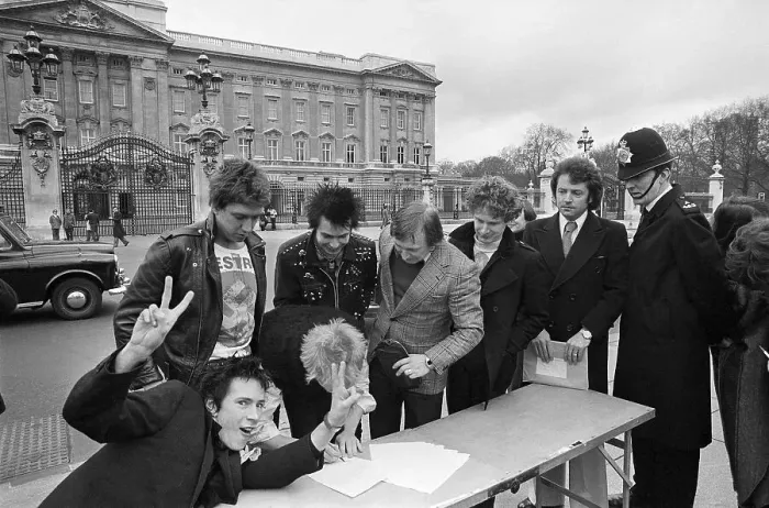 Framed Print : Sex Pistols Outside Buckingham Palace Framed Print : Sex Pistols Outside Buckingham Palace