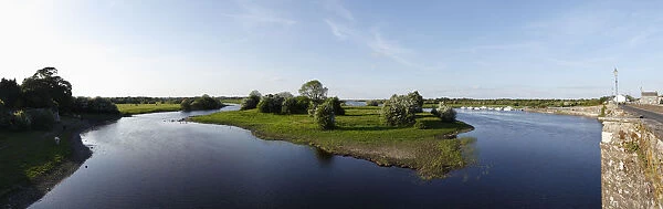 Shannon River with Long Island near Shannonbridge, County Offaly, Leinster, Republic of Ireland, Europe