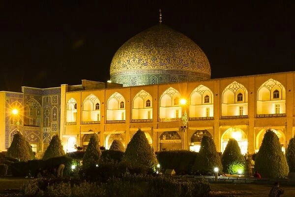 Sheikh Lutfollah Mosque, on Maydan-e Imam, or Maydan-e Shah or Maydan-e Naqsh-e Jahan, or Imam Square, Naghshe Jahan, Isfahan, Iran