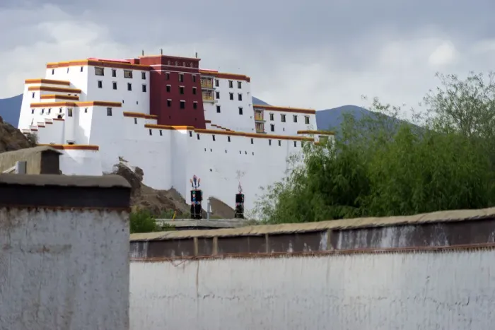 Framed Print : Shigatse Dzong, Tibet, China Framed Print : Shigatse Dzong, Tibet, China