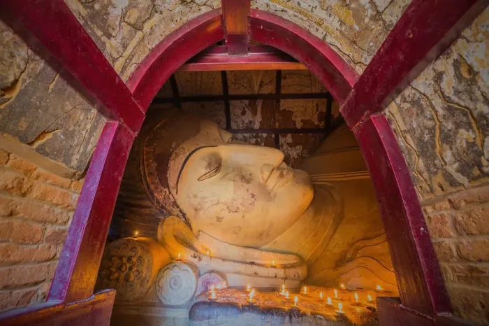 Framed Print : Shinbinthalyaung Temple, reclining Buddha