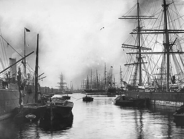 Ships. circa 1900: Ships moored at the West India Docks, East London