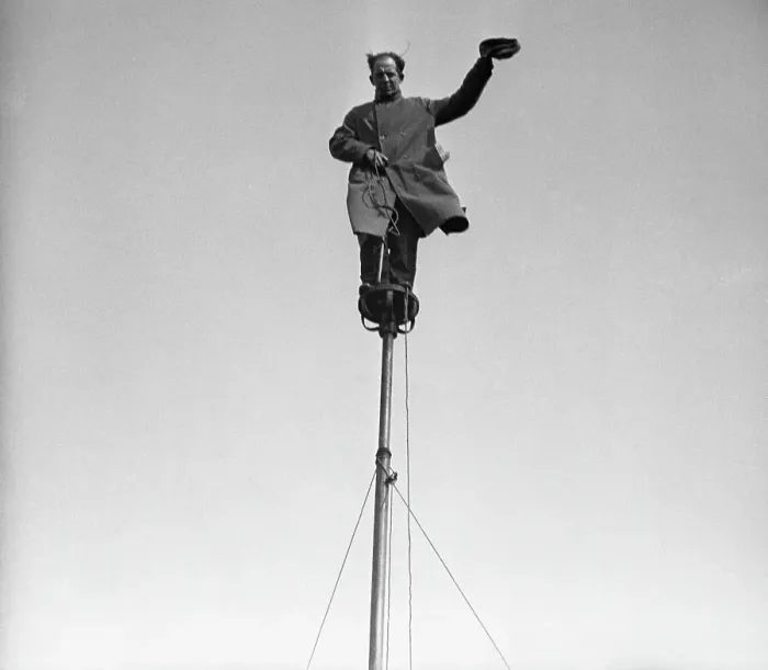 Framed Print : Shipwreck Kelly Standing On Pole Framed Print : Shipwreck Kelly Standing On Pole