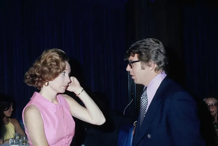 Framed Print : Shirley MacLaine & Pete Hamill Framed Print : Shirley MacLaine & Pete Hamill