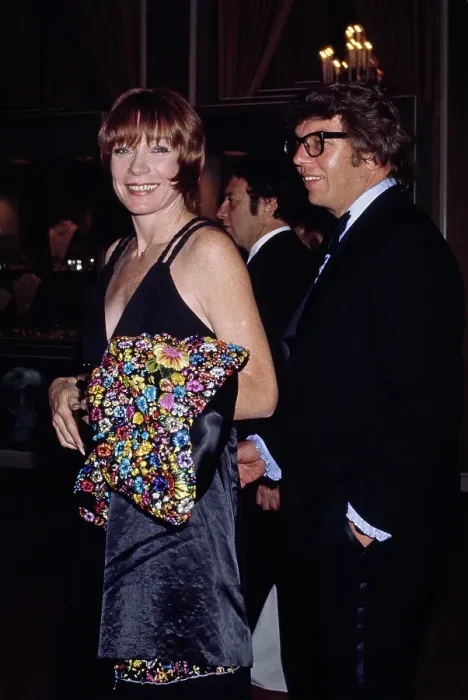 Framed Print : Shirley MacLaine & Pete Hamill Framed Print : Shirley MacLaine & Pete Hamill