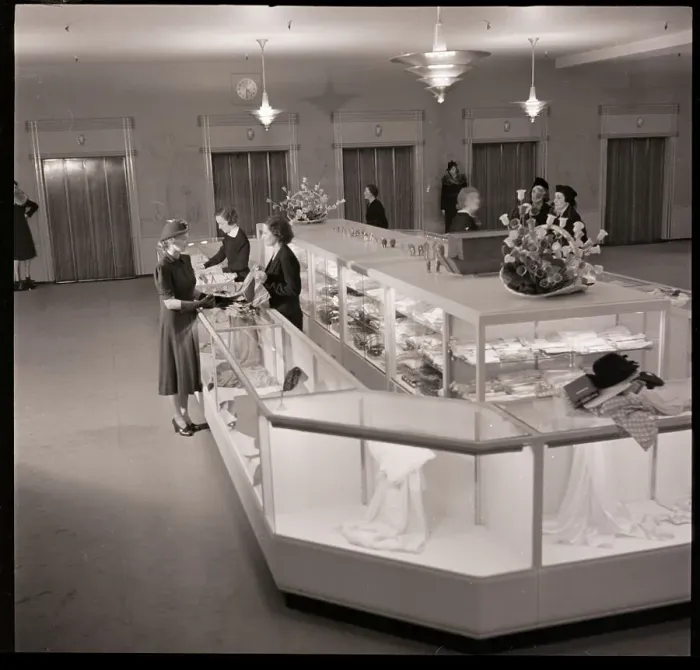 Framed Print : Shoppers At Bonwit Teller Linen Counter