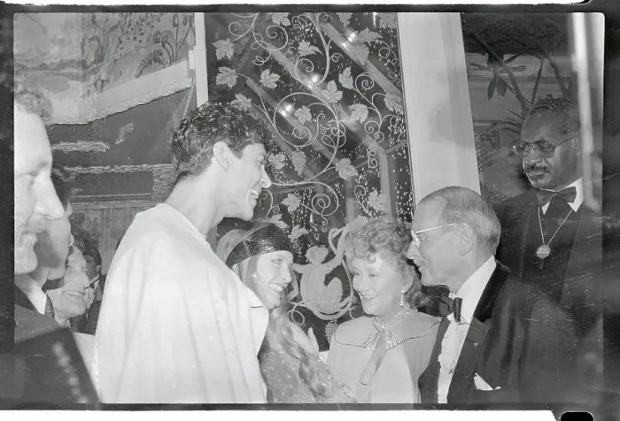 Framed Print : Shot of Tommy Tune, Twiggy, Sir Lawrence Olivier and Wife Joan Framed Print : Shot of Tommy Tune, Twiggy, Sir Lawrence Olivier and Wife Joan