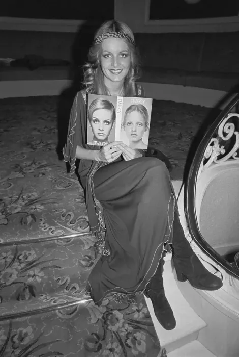 Framed Print : Shot of Twiggy at Launching of Autobiography Framed Print : Shot of Twiggy at Launching of Autobiography