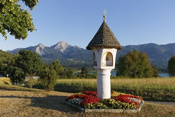 Shrine in Egg, Mittagskogel Mountain in Karawanken at the rear, Villach, Carinthia, Austria