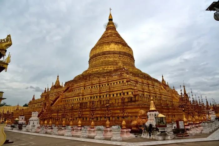 Framed Print : Shwe zi gon paya terracotta Temple, Bagan, unesco ruins Myanmar. Asia Framed Print : Shwe zi gon paya terracotta Temple, Bagan, unesco ruins Myanmar. Asia