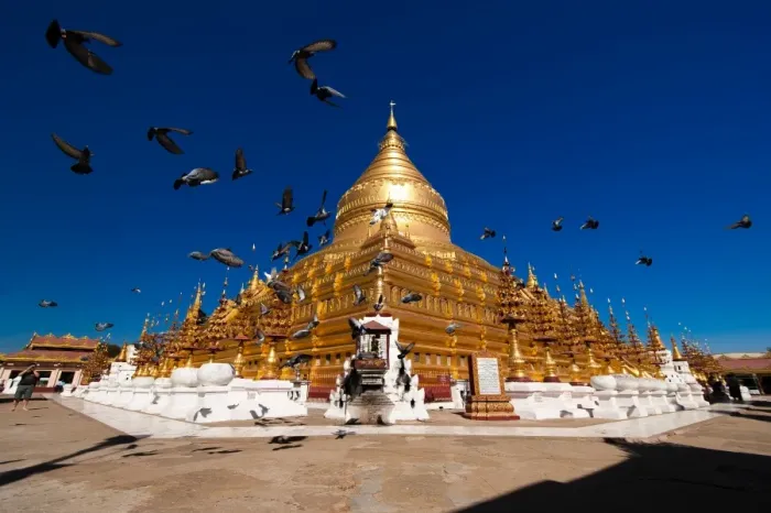 Framed Print : Shwezigon Pagoda in Bagan Framed Print : Shwezigon Pagoda in Bagan