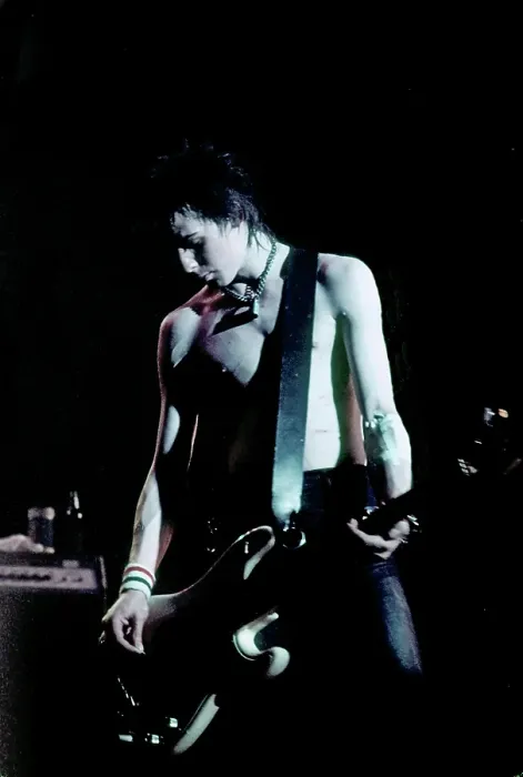 Framed Print : Sid Vicious Performs At The Sex Pistols Last Concert Framed Print : Sid Vicious Performs At The Sex Pistols Last Concert