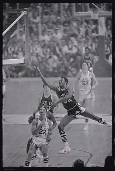 Framed Print : Sidney Moncrief with Basketball in Mid Air Framed Print : Sidney Moncrief with Basketball in Mid Air