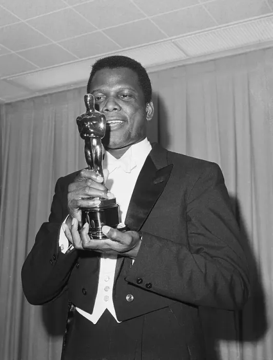 Framed Print : Sidney Poitier Receiving Oscar Framed Print : Sidney Poitier Receiving Oscar
