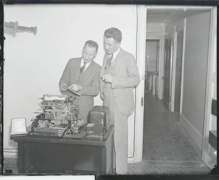 Framed Print : Sidney Whipple and Sheriff on Lindbergh Case Framed Print : Sidney Whipple and Sheriff on Lindbergh Case