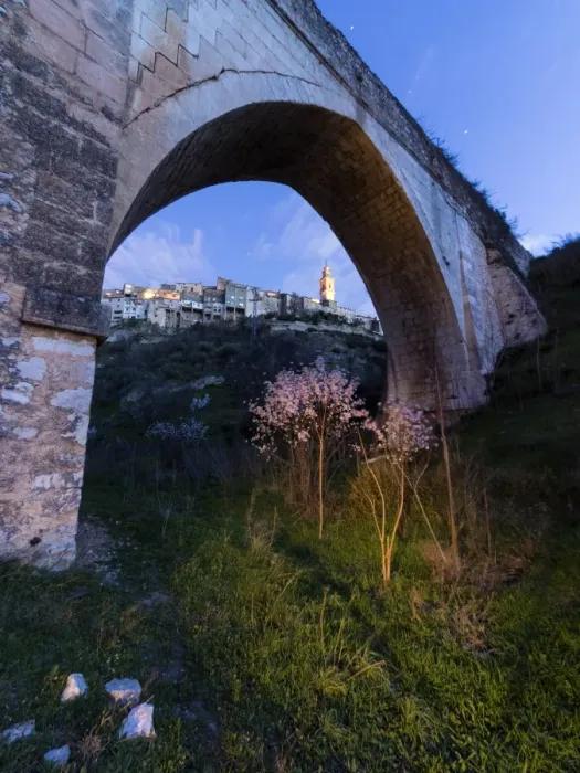 Framed Print : Sight of a medieval population from under a bridge Framed Print : Sight of a medieval population from under a bridge
