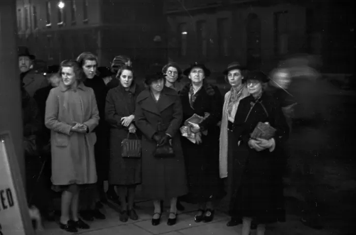 Framed Print : Fans. 5th November 1938: Sightseers gathered to watch for personalities Framed Print : Fans. 5th November 1938: Sightseers gathered to watch for personalities