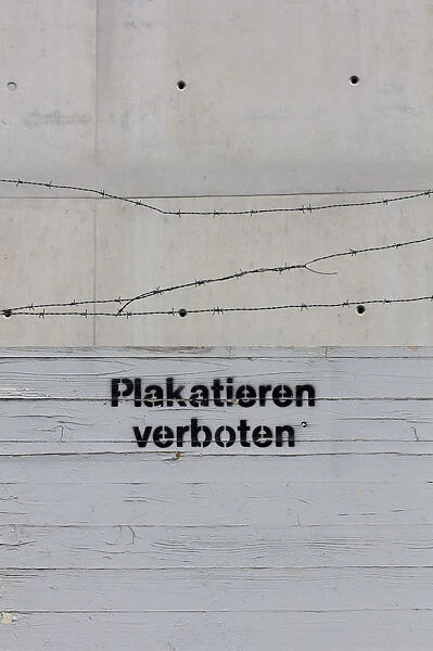 Sign Plakatieren verboten, German for no flyposting with barbed wire