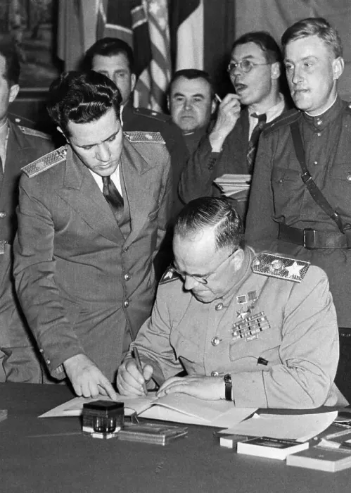 Framed Print : Signing Pact Over Defeated Germany Framed Print : Signing Pact Over Defeated Germany