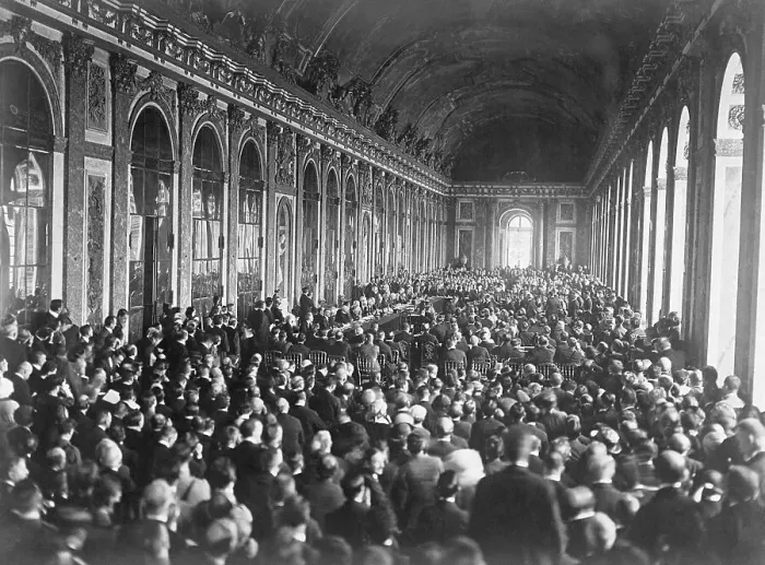 Framed Print : Signing of Treaty of Versallies Framed Print : Signing of Treaty of Versallies