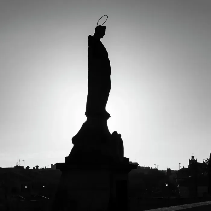 Framed Print : Silhouette of a statue, Roman bridge of Cordoba