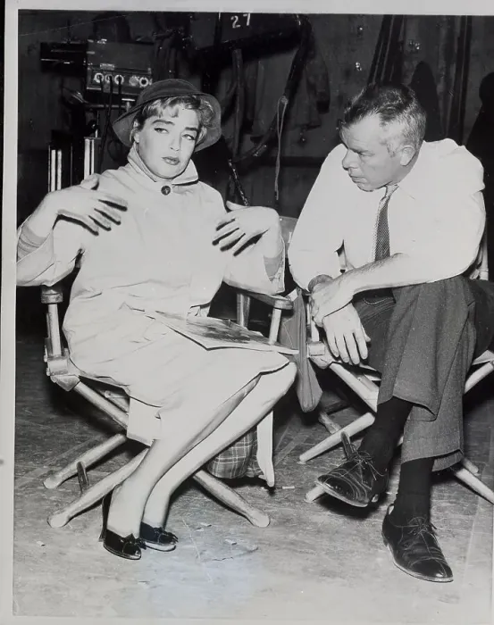 Framed Print : Simone Signoret and Lee Marvin Discuss Scene Framed Print : Simone Signoret and Lee Marvin Discuss Scene