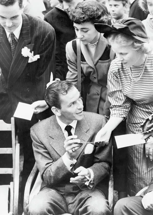 Framed Print : Sinatra Signs Autographs For Women Framed Print : Sinatra Signs Autographs For Women