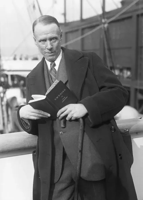 Framed Print : Sinclair Lewis with Book Framed Print : Sinclair Lewis with Book