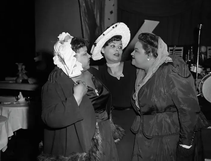 Framed Print : Singer Lena Horne Talks to the Peters Sisters
