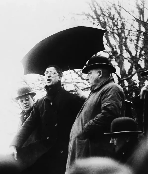 Framed Print : Sinn Feiner Eamon De Valera Speaking to Crowd in Rain Framed Print : Sinn Feiner Eamon De Valera Speaking to Crowd in Rain