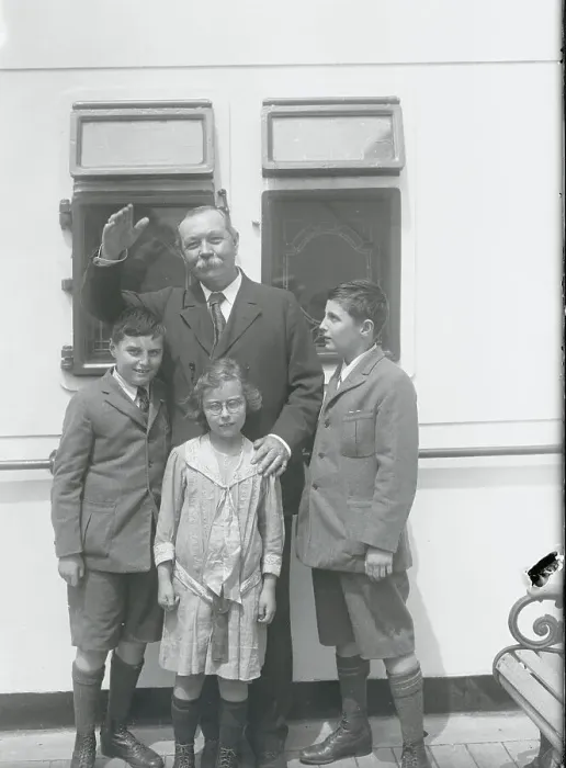 Framed Print : Sir Arthur Conan Doyle Waving with His Children Framed Print : Sir Arthur Conan Doyle Waving with His Children