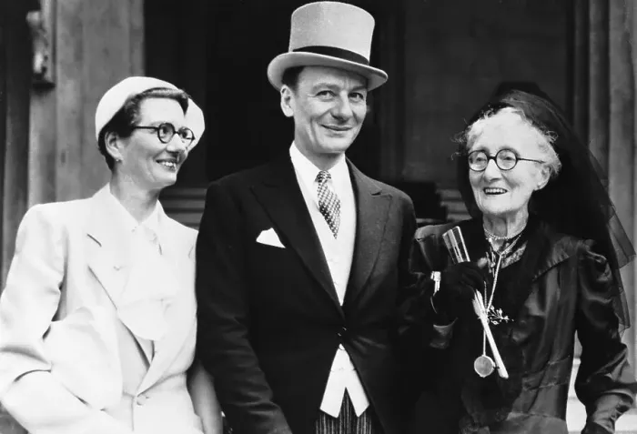 Framed Print : Sir John Gielgud with Mother and Sister After Knighting Framed Print : Sir John Gielgud with Mother and Sister After Knighting