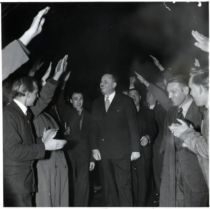 Framed Print : Sir Oswald Mosley Arrives At Tyssen Arms Framed Print : Sir Oswald Mosley Arrives At Tyssen Arms