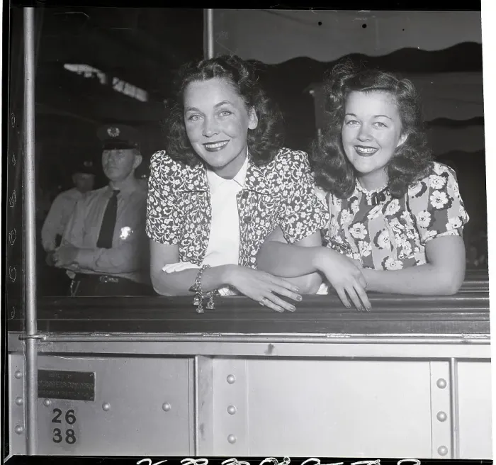 Framed Print : Sisters Maureen And Sheila O'Sullivan Framed Print : Sisters Maureen And Sheila O'Sullivan
