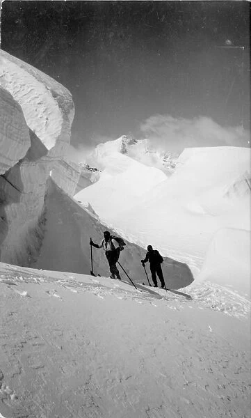 Skiers. circa 1930: Two people skiing. (Photo by General Photographic Agency / Getty Images)