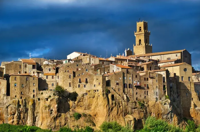 Framed Print : Skyline of Spectacular Medieval Pitigliano Framed Print : Skyline of Spectacular Medieval Pitigliano
