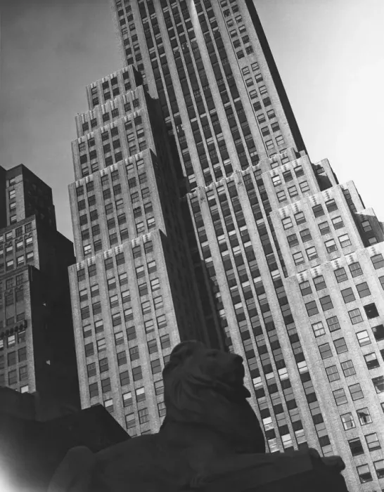 Framed Print : Skyscraper (B&W), (low angle view) Framed Print : Skyscraper (B&W), (low angle view)