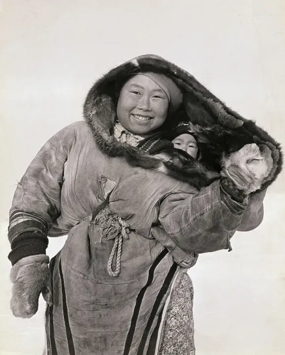 Framed Print : Smiling Inuit Mother Carrying Baby in Parka Hood Framed Print : Smiling Inuit Mother Carrying Baby in Parka Hood