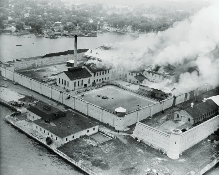 Framed Print : Smoke Billowing Out From Kingston Prison Framed Print : Smoke Billowing Out From Kingston Prison