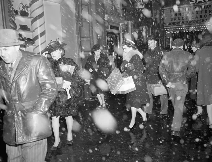 Framed Print : Snow Fall In New York At Christmass Framed Print : Snow Fall In New York At Christmass
