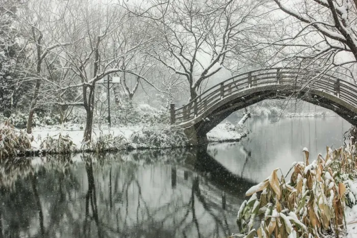 Framed Print : Snowscape of wooden arch bridge over pond in Maojiabu village, Hangzhou, Zhejiang, China Framed Print : Snowscape of wooden arch bridge over pond in Maojiabu village, Hangzhou, Zhejiang, China