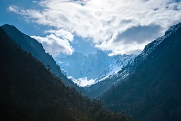 Framed Print : Snowy mountain landscape in Sikkim, India Framed Print : Snowy mountain landscape in Sikkim, India