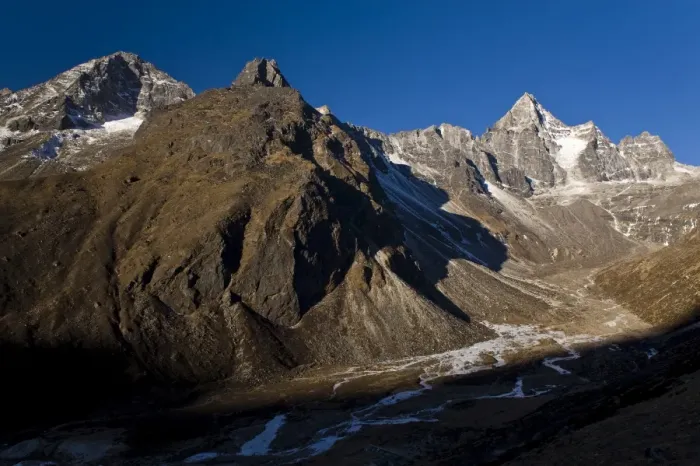 Framed Print : Snowy mountains overlooking valley Framed Print : Snowy mountains overlooking valley