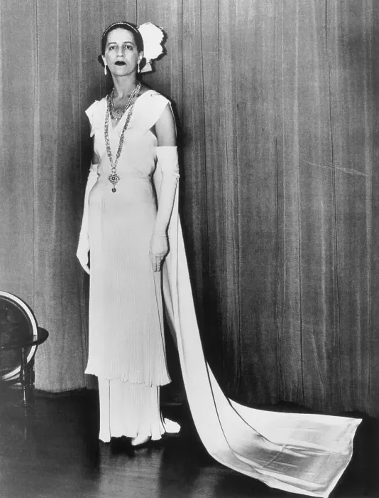 Framed Print : Socialite Wearing Gown For Buckingham Palace Framed Print : Socialite Wearing Gown For Buckingham Palace