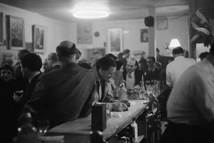 Framed Print : Soho Pub. A crowded bar in Soho, London, 16th July 1955 Framed Print : Soho Pub. A crowded bar in Soho, London, 16th July 1955