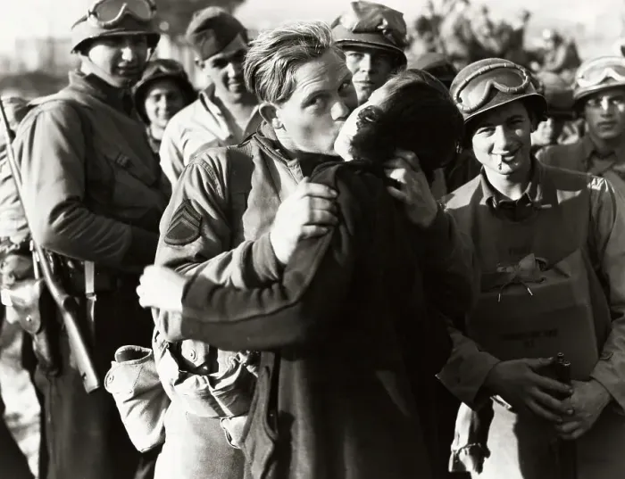 Framed Print : US Soldier Kissing Italian Woman
