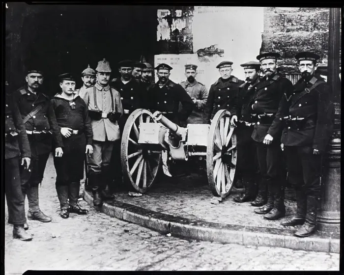 Framed Print : Soldiers And Marines Join Up In Hamburg
