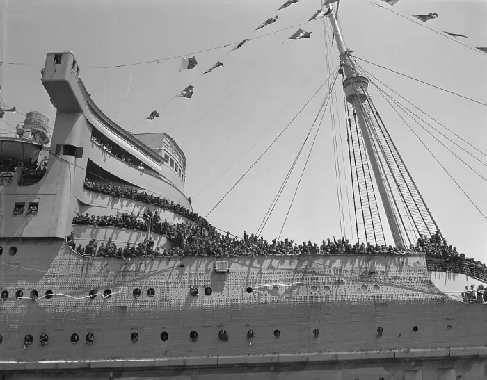 Framed Print : Soldiers Returning Home on Queen Mary