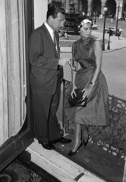 Framed Print : Sophia Loren Chats With William Holden Framed Print : Sophia Loren Chats With William Holden