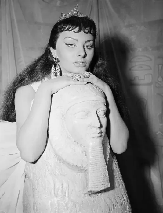 Framed Print : Sophia Loren as Cleopatra with Sphinx Head Framed Print : Sophia Loren as Cleopatra with Sphinx Head